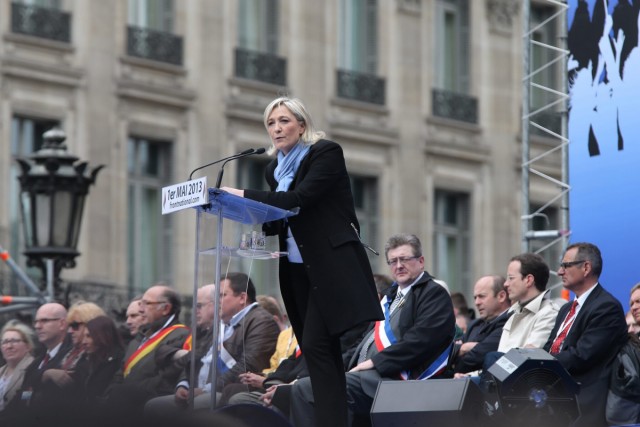 25/27. Marine Le Pen se pose en « vrai chef » lors du défilé frontiste du 1er mai. © Michel Stoupak. Mer 01.05.2013, 11h58m58.