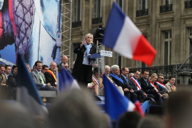 26/27. Marine Le Pen se pose en « vrai chef » lors du défilé frontiste du 1er mai. © Michel Stoupak. Mer 01.05.2013, 12h07m57.