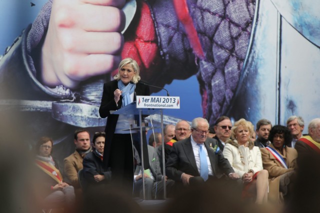 27/27. Marine Le Pen se pose en « vrai chef » lors du défilé frontiste du 1er mai. © Michel Stoupak. Mer 01.05.2013, 12h10m22.