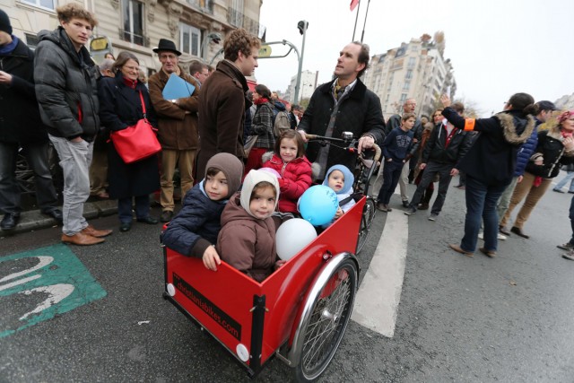 1/24. Des milliers de personnes manifestent à Paris contre le « mariage pour tous ».