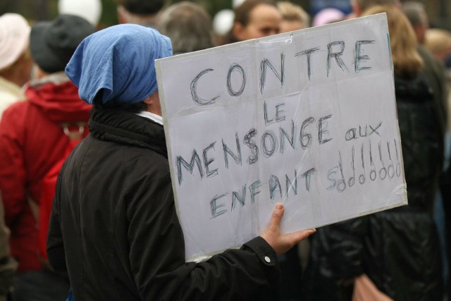 2/24. Des milliers de personnes manifestent à Paris contre le « mariage pour tous ». © Photo Michel Stoupak. Sam 17.11.2012.