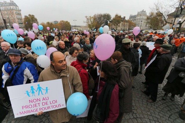 8/24. Des milliers de personnes manifestent à Paris contre le « mariage pour tous ». © Photo Michel Stoupak. Sam 17.11.2012.