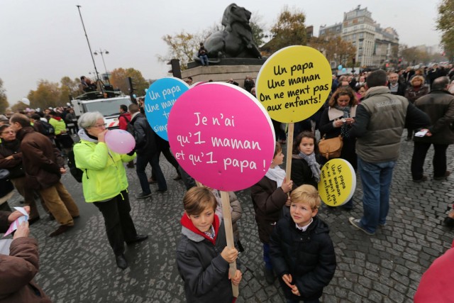 9/24. Des milliers de personnes manifestent à Paris contre le « mariage pour tous ». © Photo Michel Stoupak. Sam 17.11.2012.