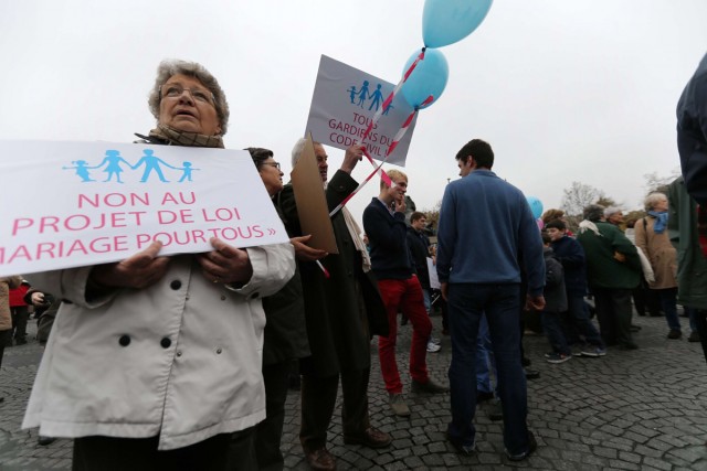 11/24. Des milliers de personnes manifestent à Paris contre le « mariage pour tous ». © Photo Michel Stoupak. Sam 17.11.2012.