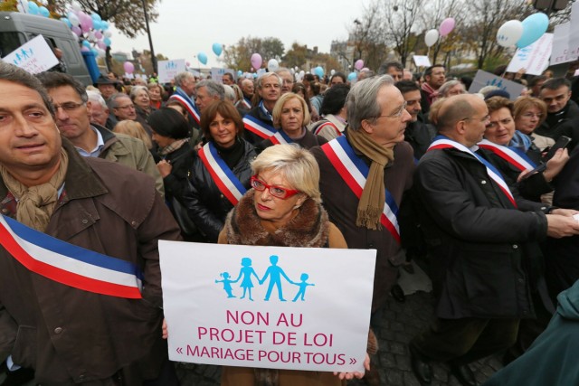 12/24. Des milliers de personnes manifestent à Paris contre le « mariage pour tous ». © Photo Michel Stoupak. Sam 17.11.2012.
