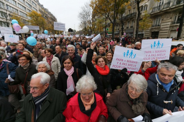 16/24. Des milliers de personnes manifestent à Paris contre le « mariage pour tous ». © Photo Michel Stoupak. Sam 17.11.2012.