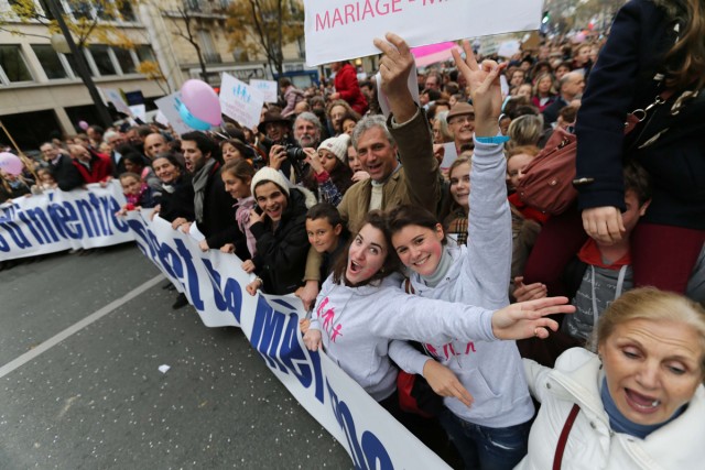 17/24. Des milliers de personnes manifestent à Paris contre le « mariage pour tous ». © Photo Michel Stoupak. Sam 17.11.2012.