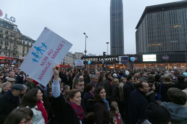 21/24. Des milliers de personnes manifestent à Paris contre le « mariage pour tous ». © Photo Michel Stoupak. Sam 17.11.2012.