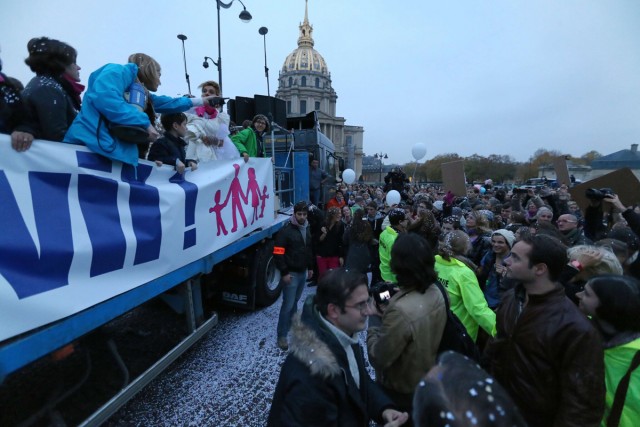 23/24. Des milliers de personnes manifestent à Paris contre le « mariage pour tous ». © Photo Michel Stoupak. Sam 17.11.2012.