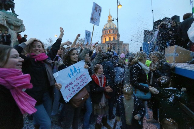 24/24. Des milliers de personnes manifestent à Paris contre le « mariage pour tous ». © Photo Michel Stoupak. Sam 17.11.2012.