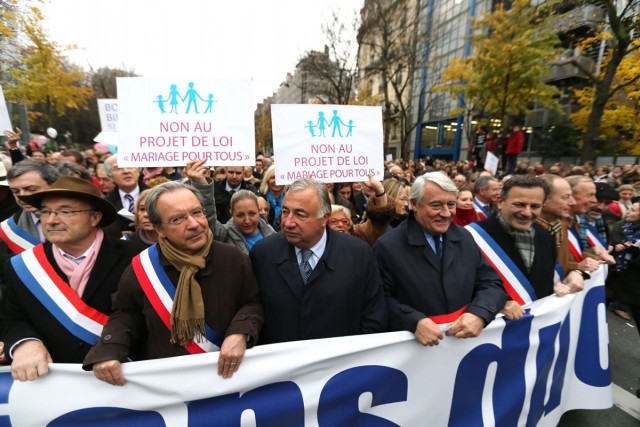 1/8. Larcher et Goasguen défilent contre le « mariage pour tous ». © Photo Michel Stoupak. Sam 17.11.2012.