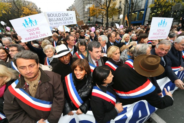 5/8. Larcher et Goasguen défilent contre le « mariage pour tous ». © Photo Michel Stoupak. Sam 17.11.2012.