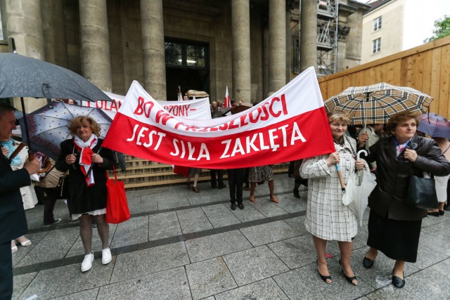 3/9. Manifestation pour le maintien d'une chaine télé polonaise. © Michel Stoupak. Dim 19.05.2013, 17h19m43.