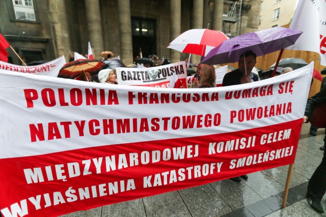 4/9. Manifestation pour le maintien d'une chaine télé polonaise. © Michel Stoupak. Dim 19.05.2013, 17h22m45.