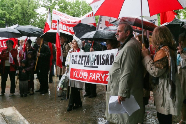 7/9. Manifestation pour le maintien d'une chaine télé polonaise. © Michel Stoupak. Dim 19.05.2013, 17h59m06.