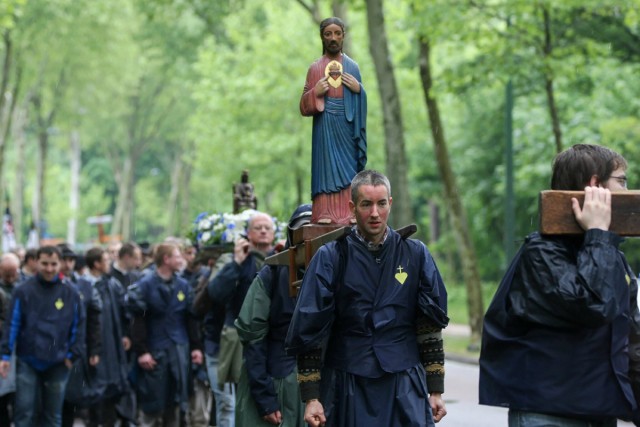 7/18. Pèlerinage de Pentecôte : ils font Chartres-Paris à pied. © Michel Stoupak. Lun 20.05.2013, 13h23m43.