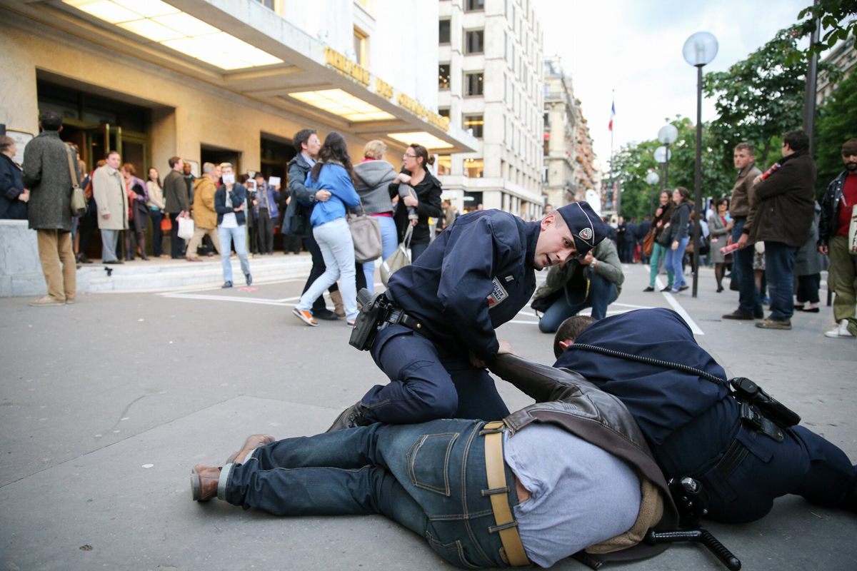 1/18. Un manifestant immobilisé par la police. © Michel Stoupak. Mer 29.05.2013, 19h55m12.