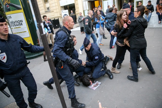 10/18. Un manifestant immobilisé par la police. © Michel Stoupak. Mer 29.05.2013, 19h55m41.