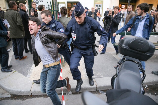 11/18. Un manifestant appréhendé par la police. © Michel Stoupak. Mer 29.05.2013, 19h55m56.