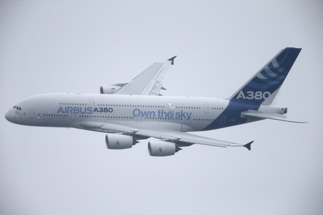 1/9. L’Airbus A380 en démonstration au salon du Bourget. © Michel Stoupak. Sam 22.06.2013, 14h05m32.