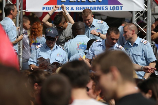 35/36. Première Gay Pride depuis le « Mariage pour tous ». © Michel Stoupak. Sam 29.06.2013, 16h54m09.