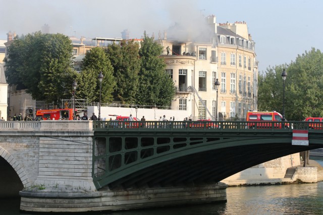 5/18. L'incendie de l’hôtel Lambert. © Michel Stoupak. Mer 10.07.2013, 07h50m05.