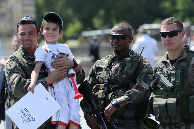21/27. Les Parisiens et les Franciliens accueillent leurs soldats. © Michel Stoupak. Dim 14.07.2013, 14h41m44.