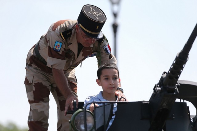 26/27. Les Parisiens et les Franciliens accueillent leurs soldats. © Michel Stoupak. Dim 14.07.2013, 14h49m56.