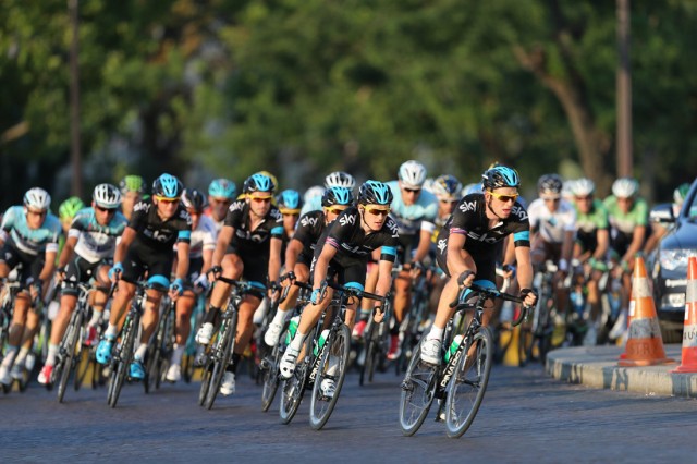 2/18. 100e Tour de France. Sur les Champs-Élysées. © Michel Stoupak. Dim 21.07.2013, 20h13m16.