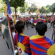 1/9. Les Tibétains de France devant l'ambassade de Chine. © Michel Stoupak. Dim 28.07.2013, 16h56m37.