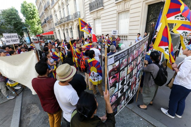 2/9. Les Tibétains de France devant l'ambassade de Chine. © Michel Stoupak. Dim 28.07.2013, 16h59m56.