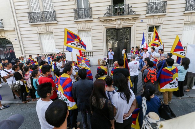 3/9. Les Tibétains de France devant l'ambassade de Chine. © Michel Stoupak. Dim 28.07.2013, 17h00m22.