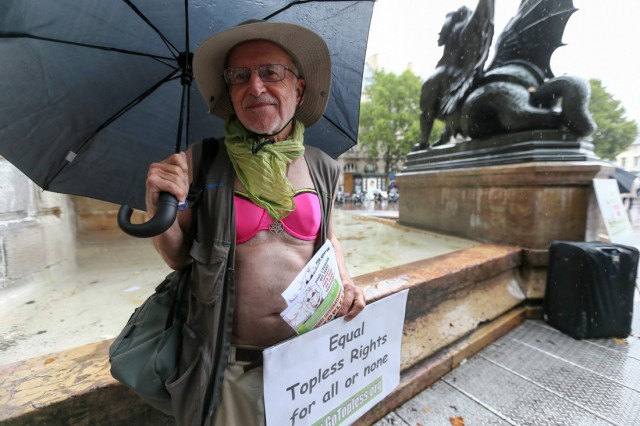 3/18. Des partisans du topless manifestent à Paris. © Michel Stoupak. Dim 25.08.2013, 14h03m15.