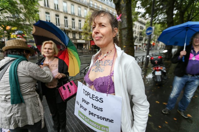 4/18. Des partisans du topless manifestent à Paris. © Michel Stoupak. Dim 25.08.2013, 14h03m35.
