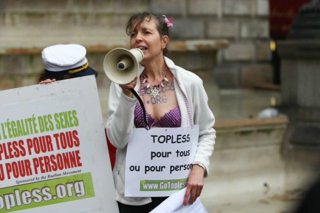 12/18. Des partisans du topless manifestent à Paris. © Michel Stoupak. Dim 25.08.2013, 14h12m15.