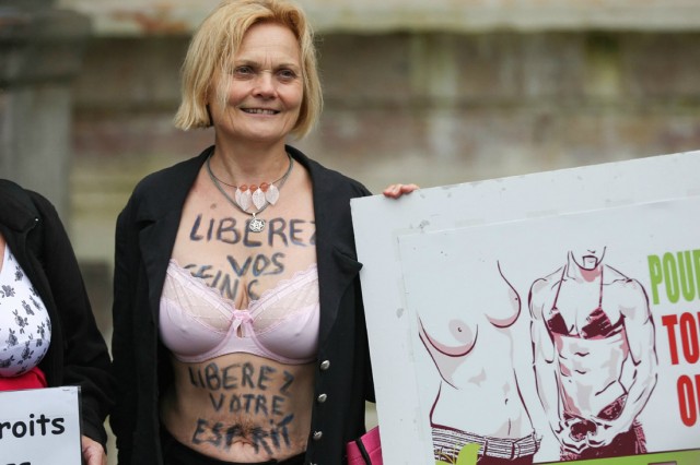 13/18. Des partisans du topless manifestent à Paris. © Michel Stoupak. Dim 25.08.2013, 14h12m22.