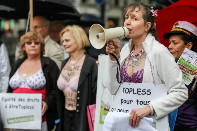 14/18. Des partisans du topless manifestent à Paris. © Michel Stoupak. Dim 25.08.2013, 14h13m06.