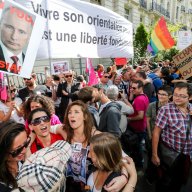1/18. « Bons baisers de Paris » pour dénoncer une loi homophobe russe. © Michel Stoupak. Dim 08.09.2013, 15h14m35.