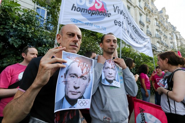 4/18. « Bons baisers de Paris » pour dénoncer une loi homophobe russe. © Michel Stoupak. Dim 08.09.2013, 14h59m52.