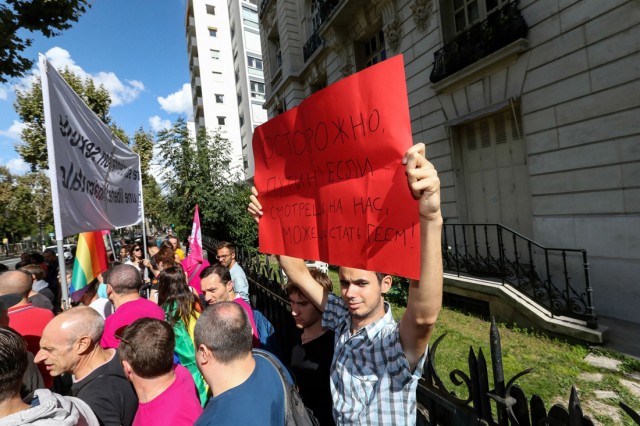 7/18. « Bons baisers de Paris » pour dénoncer une loi homophobe russe. © Michel Stoupak. Dim 08.09.2013, 15h08m15.