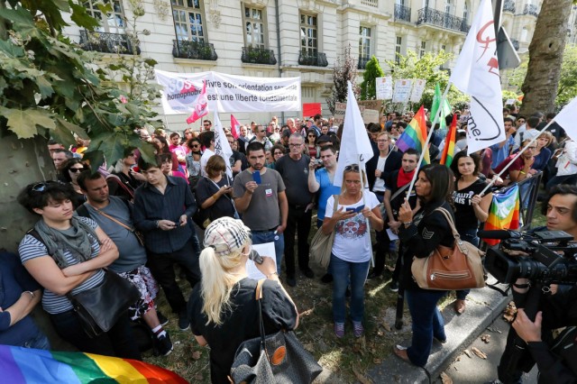 8/18. « Bons baisers de Paris » pour dénoncer une loi homophobe russe. © Michel Stoupak. Dim 08.09.2013, 15h09m39.