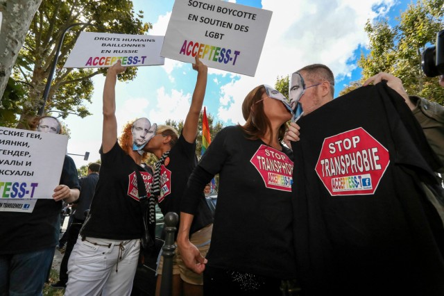 10/18. « Bons baisers de Paris » pour dénoncer une loi homophobe russe. © Michel Stoupak. Dim 08.09.2013, 15h13m31.