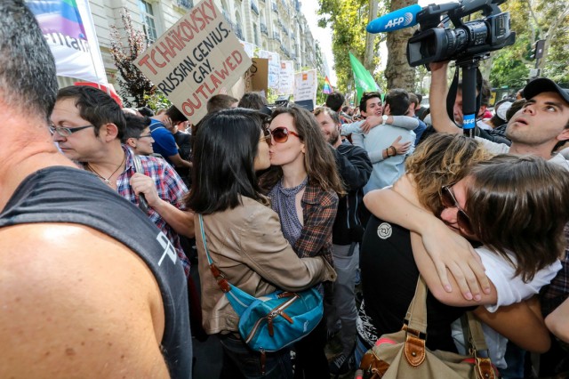 11/18. « Bons baisers de Paris » pour dénoncer une loi homophobe russe. © Michel Stoupak. Dim 08.09.2013, 15h14m40.