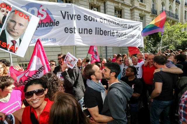 12/18. « Bons baisers de Paris » pour dénoncer une loi homophobe russe. © Michel Stoupak. Dim 08.09.2013, 15h14m51.