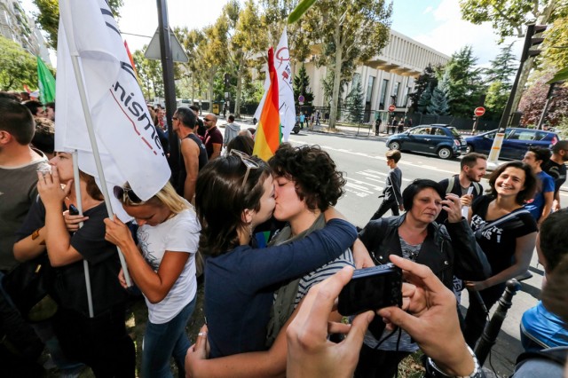 13/18. « Bons baisers de Paris » pour dénoncer une loi homophobe russe. © Michel Stoupak. Dim 08.09.2013, 15h15m12.