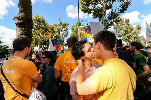 14/18. « Bons baisers de Paris » pour dénoncer une loi homophobe russe. © Michel Stoupak. Dim 08.09.2013, 15h16m52.