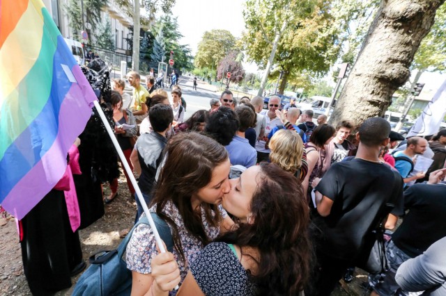 15/18. « Bons baisers de Paris » pour dénoncer une loi homophobe russe. © Michel Stoupak. Dim 08.09.2013, 15h17m12.