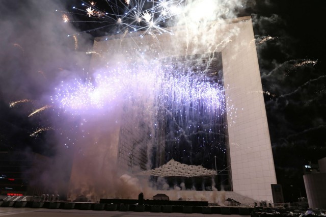 2/27. Espace : le dernier spectacle son et lumière de la Défense. © Michel Stoupak. Ven 20.09.2013, 21h12m32.
