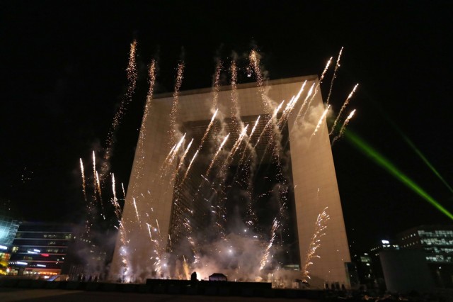 6/27. Espace : le dernier spectacle son et lumière de la Défense. © Michel Stoupak. Ven 20.09.2013, 21h32m47.