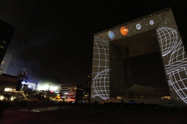 13/27. Espace : le dernier spectacle son et lumière de la Défense. © Michel Stoupak. Ven 20.09.2013, 21h40m43.